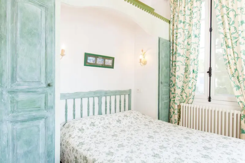 Une chambre lumineuse avec un lit simple et des murs pastel.