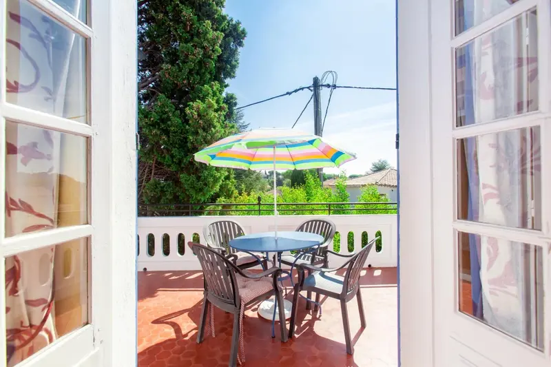 Une terrasse avec table et chaises offre un espace de détente extérieur.