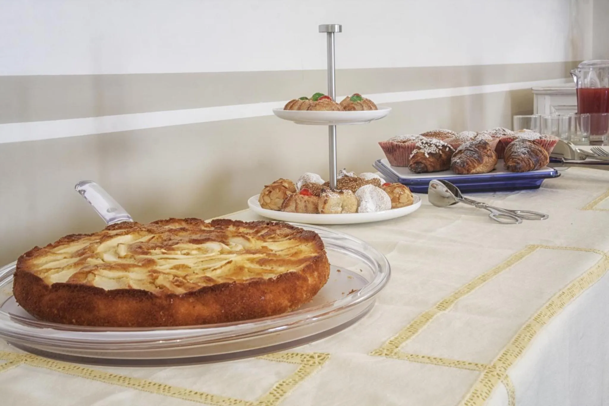Une table garnie de pâtisseries et de viennoiseries.
