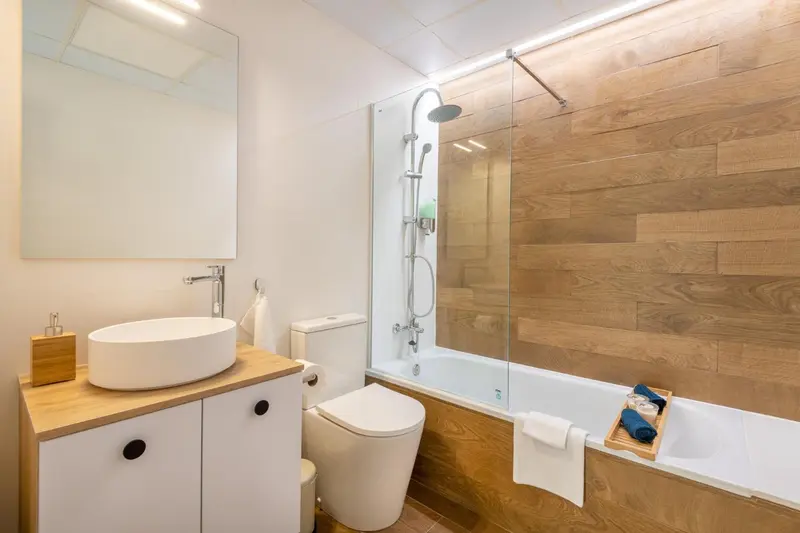 Une salle de bain moderne avec douche et baignoire.