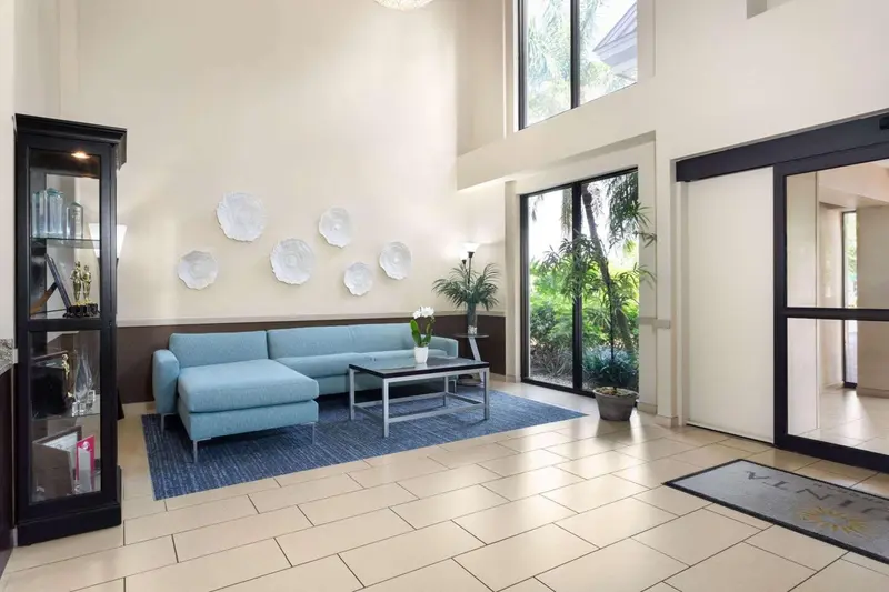 Un espace d'accueil lumineux avec un canapé et des éléments décoratifs.