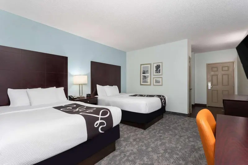 Une chambre d'hôtel avec deux lits et une décoration sobre.