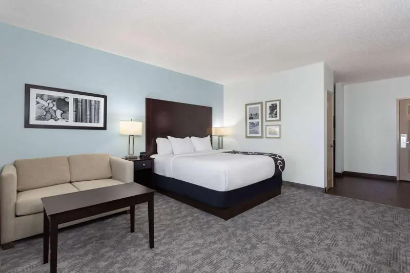Une chambre avec un lit double et un canapé.