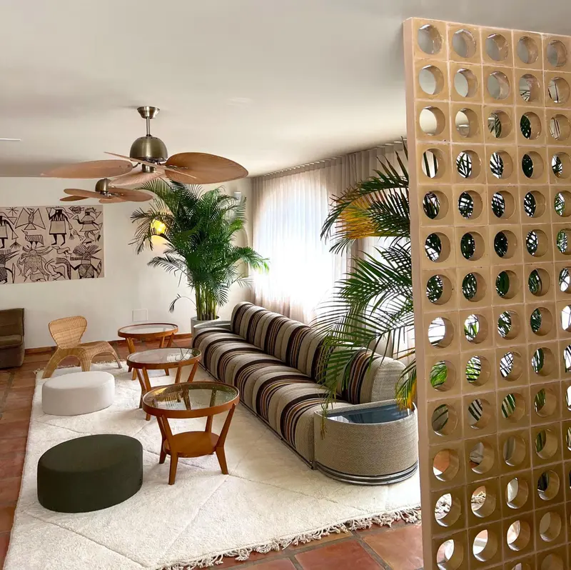 Un espace de détente intérieur avec canapés et tables basses.