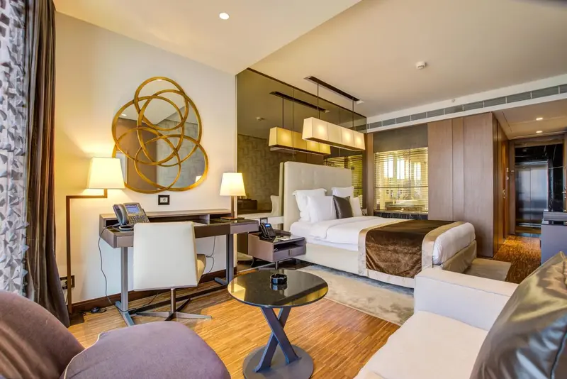 Une chambre d'hôtel moderne avec un grand lit et un bureau.