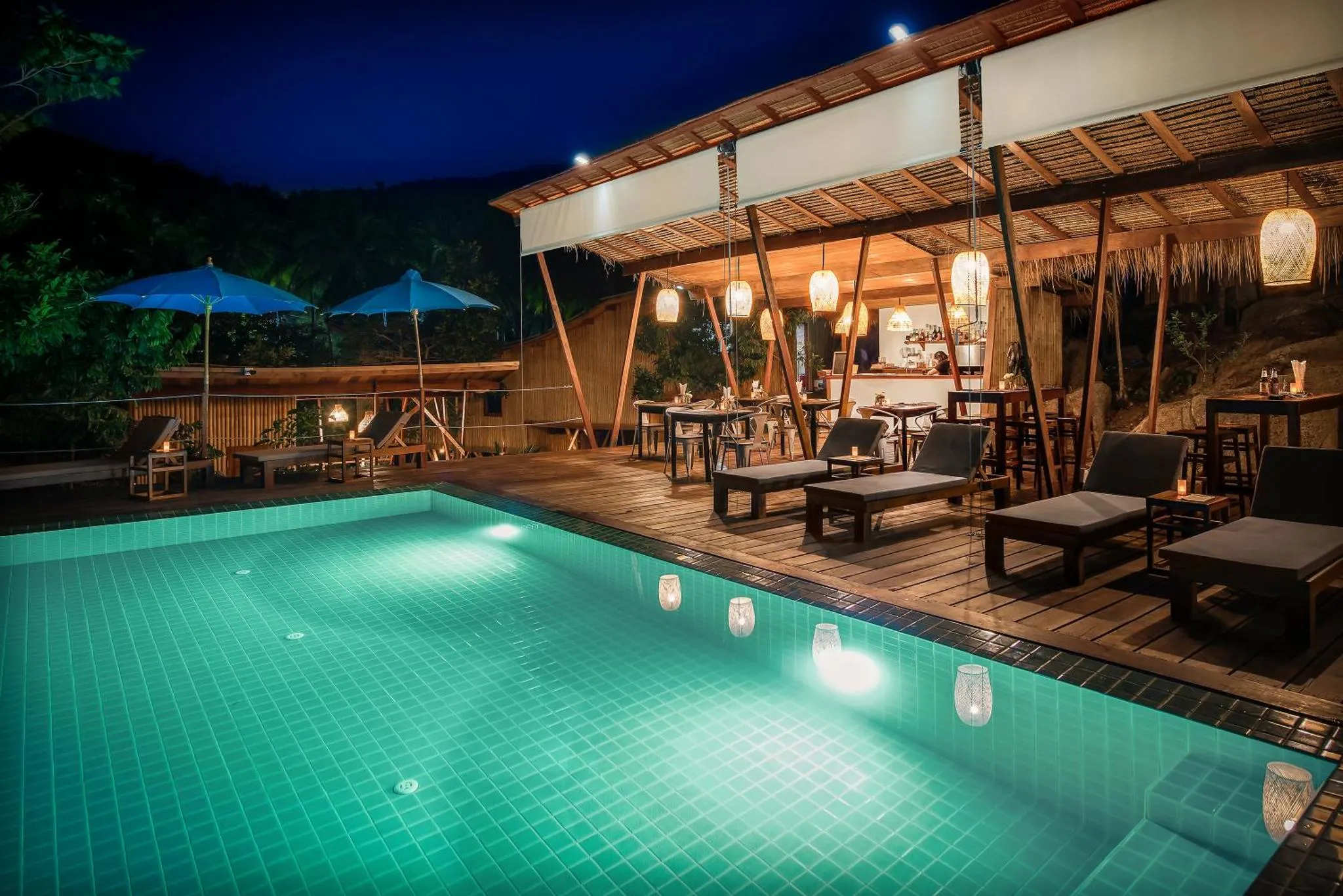 Terrasse lumineuse avec piscine et mobilier de détente.