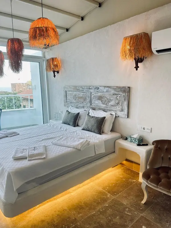 Une chambre lumineuse avec un grand lit et une décoration soignée.