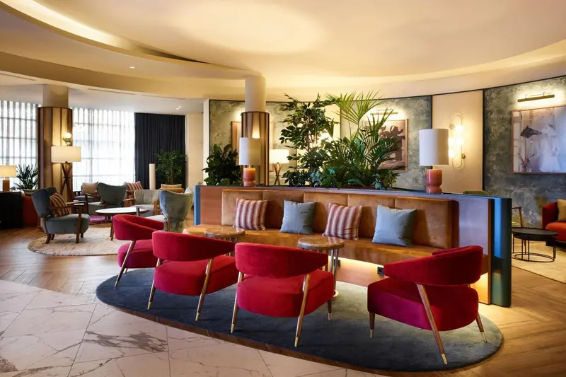 Un espace de détente intérieur avec des fauteuils et des canapés confortables.