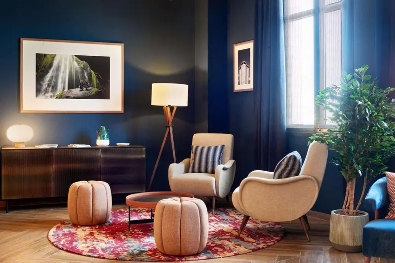 Un coin salon chaleureux avec des fauteuils confortables et une décoration soignée.