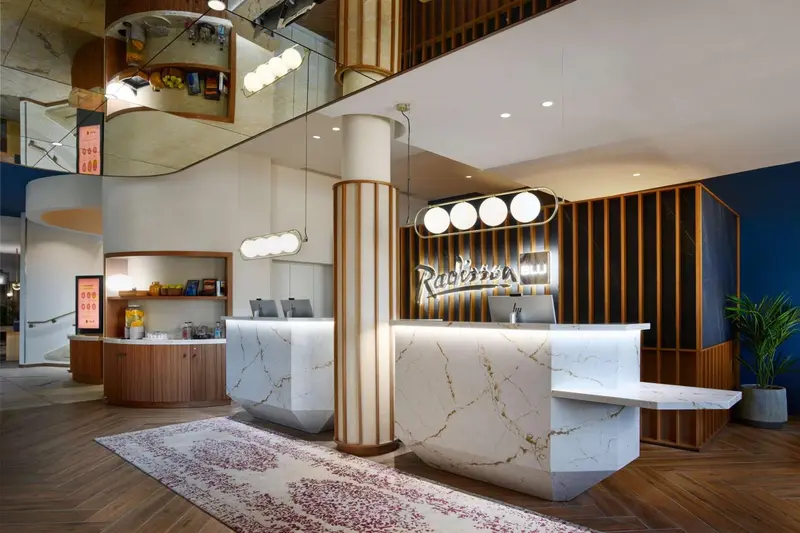 Un comptoir d'accueil moderne avec un décor en bois et des luminaires ronds.