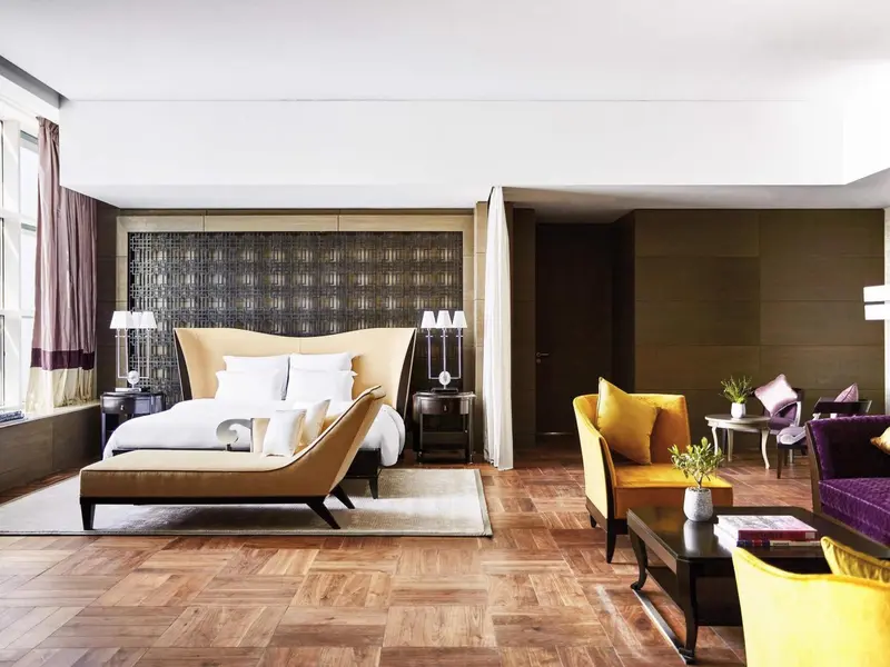 Une chambre spacieuse avec un grand lit et un coin salon.