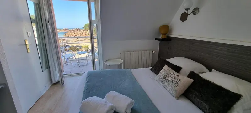 Une chambre lumineuse s'ouvre sur une vue dégagée sur la mer.