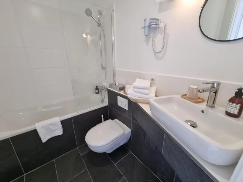 Une salle de bain moderne avec baignoire et lavabo.