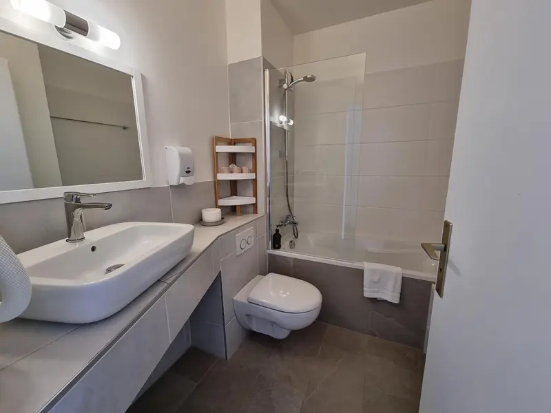 Une salle de bain moderne avec douche et lavabo.