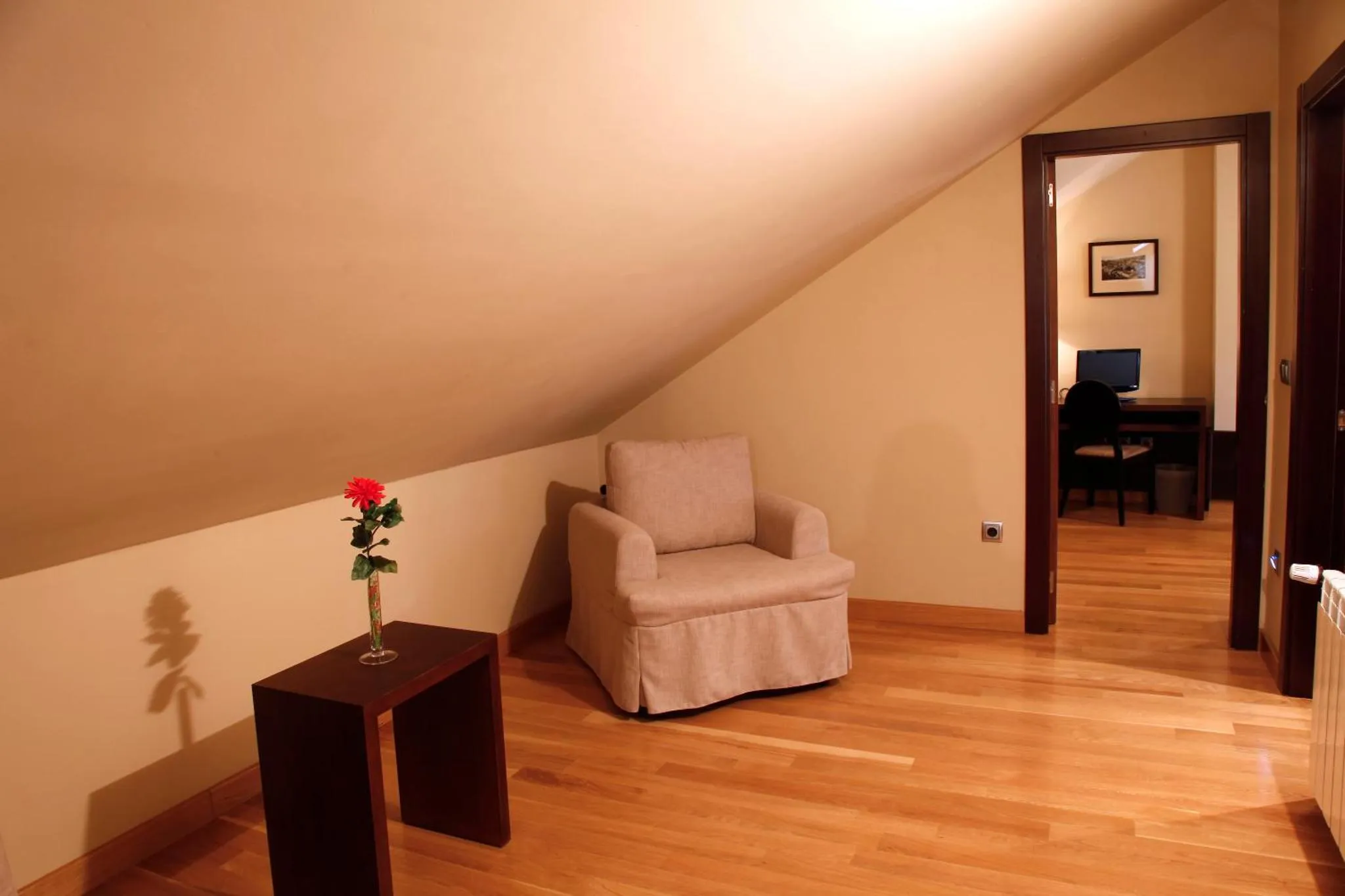 Un coin salon avec un fauteuil et une table d'appoint.