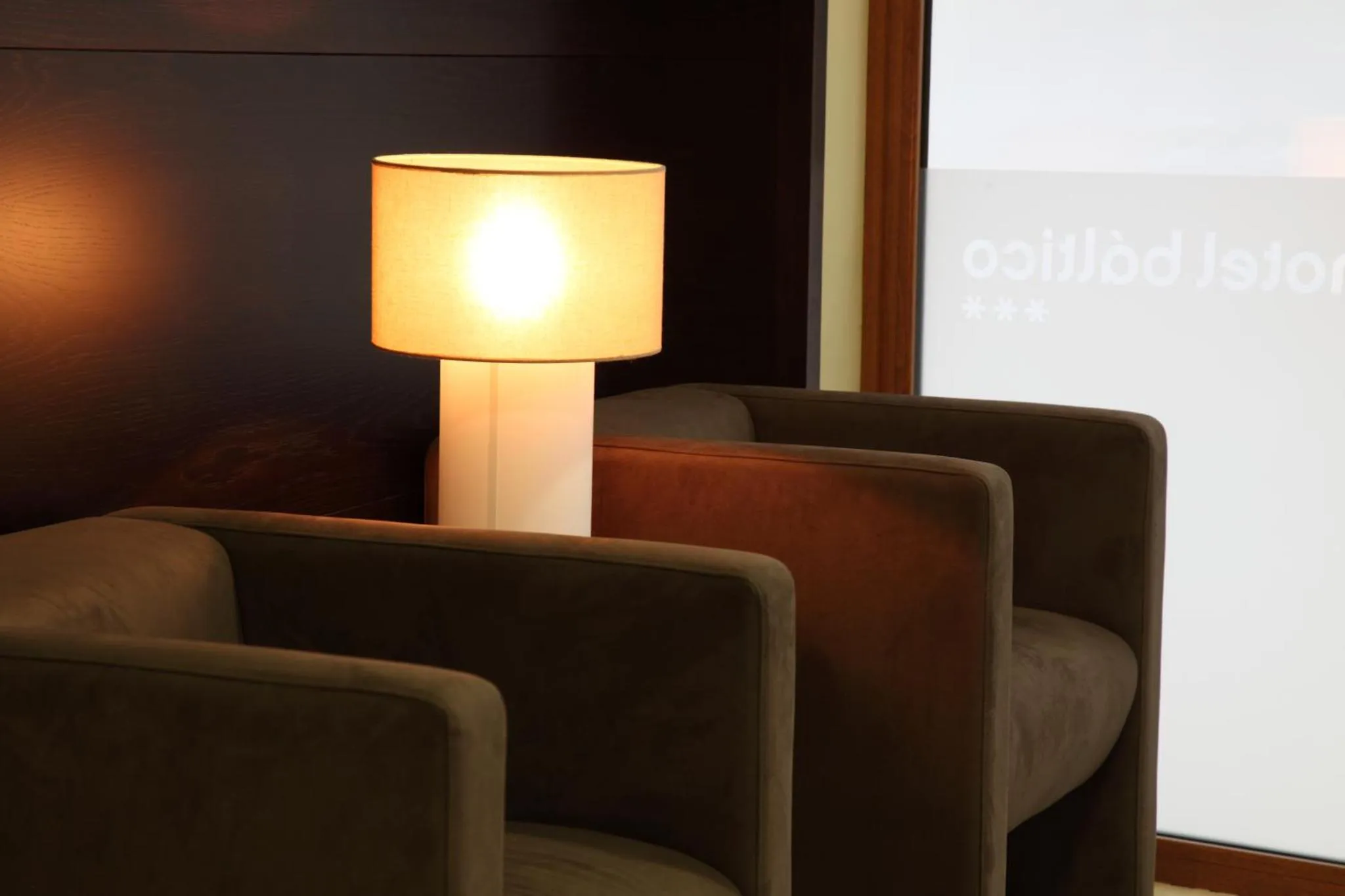 Lampes sur des tables d'appoint dans un espace de détente.