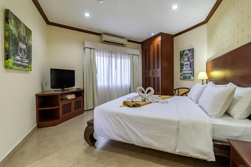 Une chambre lumineuse avec un grand lit et une décoration florale.
