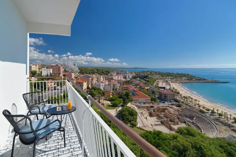 Vue aérienne sur une ville côtière depuis un balcon aménagé.