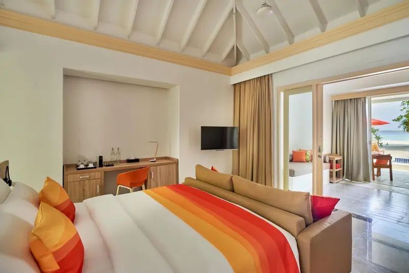 Une chambre lumineuse avec un lit confortable et un accès à une terrasse.