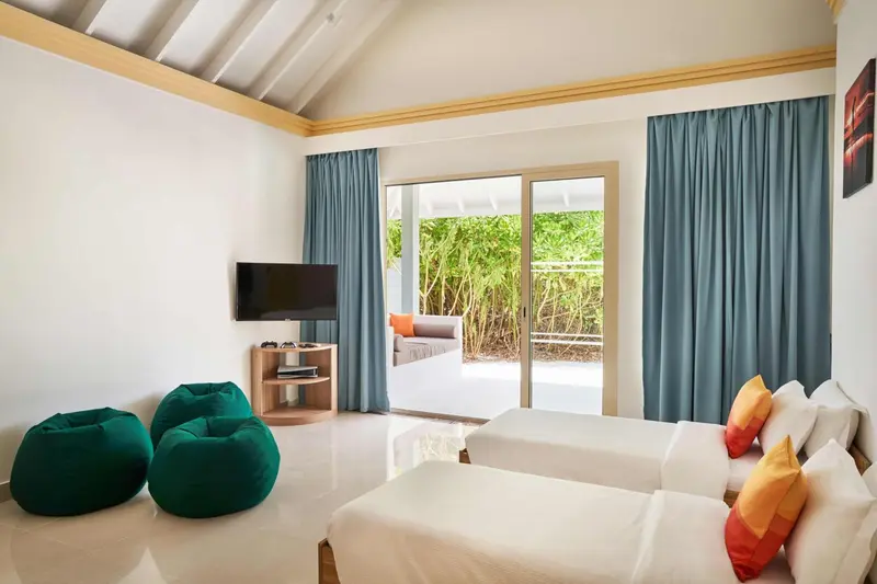 Une chambre lumineuse avec un lit et un espace détente.