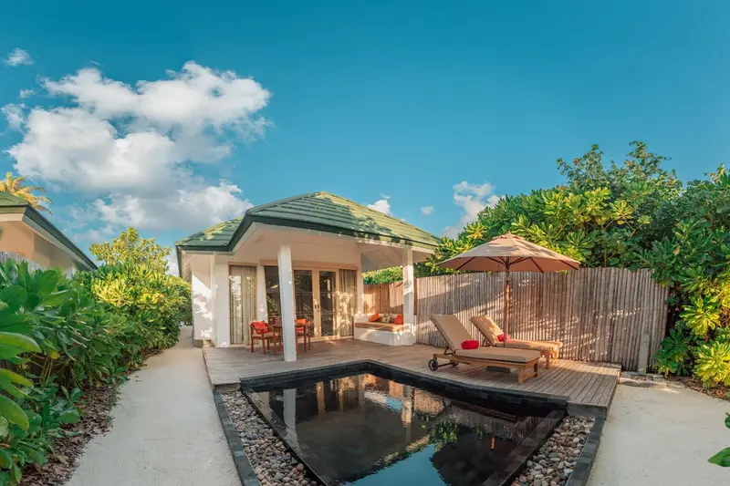 Une terrasse privée avec piscine et mobilier de détente.