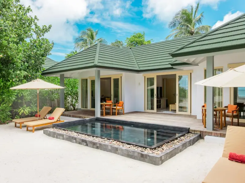 Terrasse avec piscine privée et mobilier de détente.
