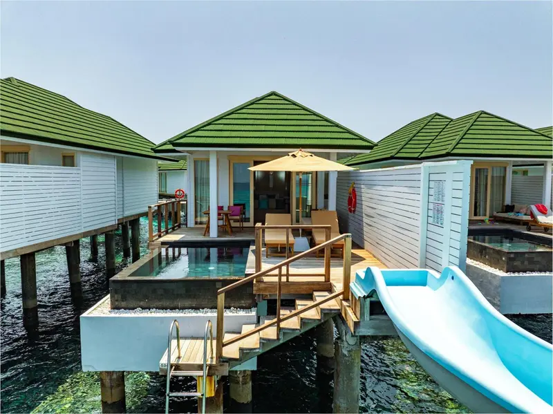 Terrasses privées avec piscines individuelles donnant sur l'océan.