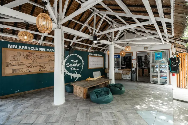 Espace intérieur lumineux avec mobilier de détente et panneaux d'information.