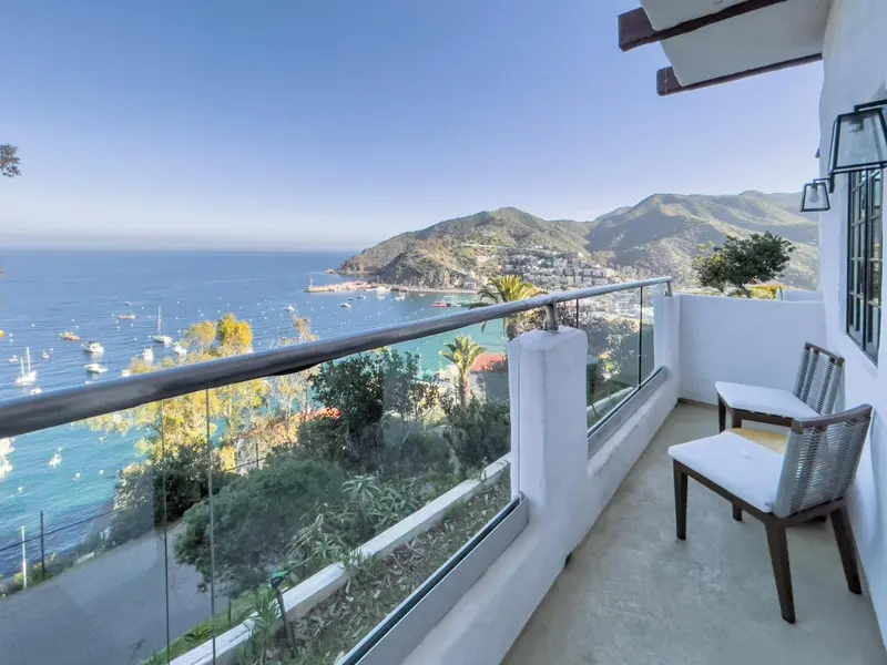 Terrasse avec vue sur la mer et les montagnes.