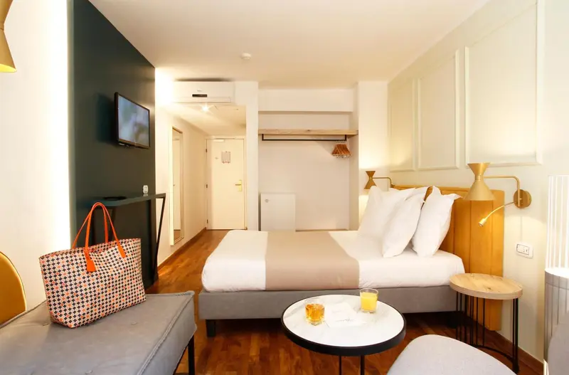 Une chambre lumineuse avec un lit double et une décoration moderne.