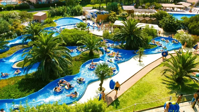 Vue aérienne d'un parc aquatique avec des toboggans et des bassins sinueux.