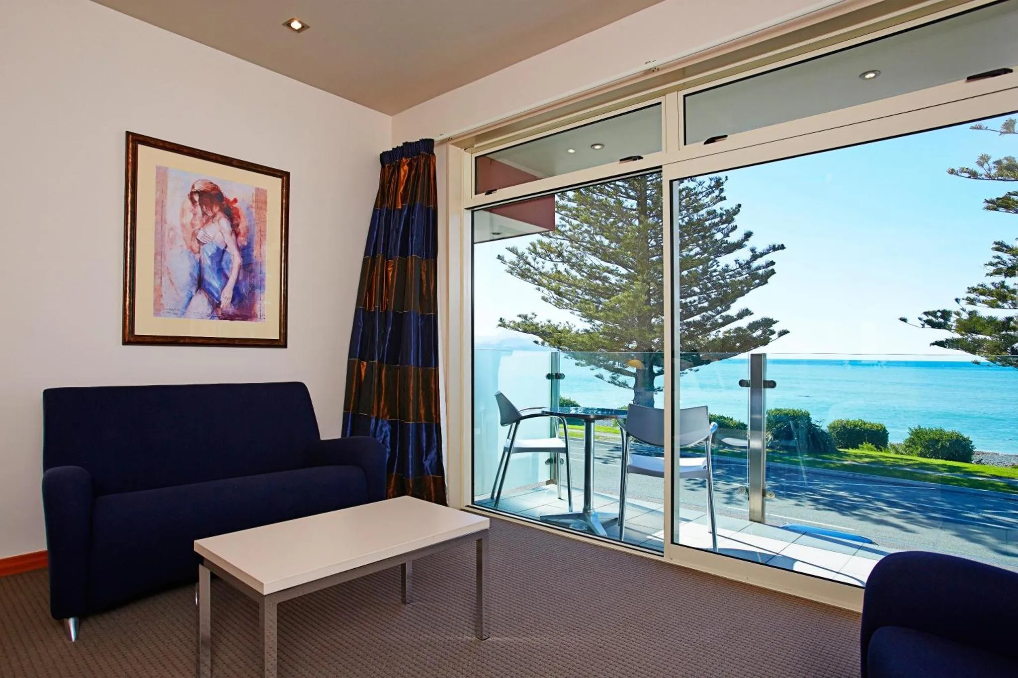 Un salon lumineux s'ouvre sur une terrasse avec vue sur la mer.