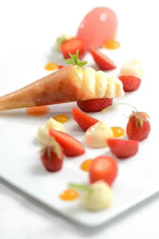 Assiette de dessert aux fraises et crème.