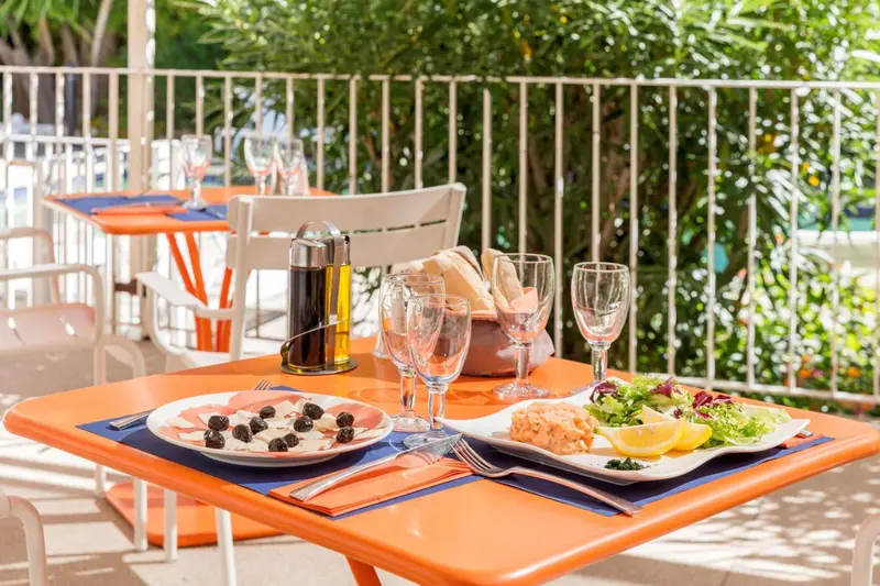 Une table est dressée avec des plats et des couverts.