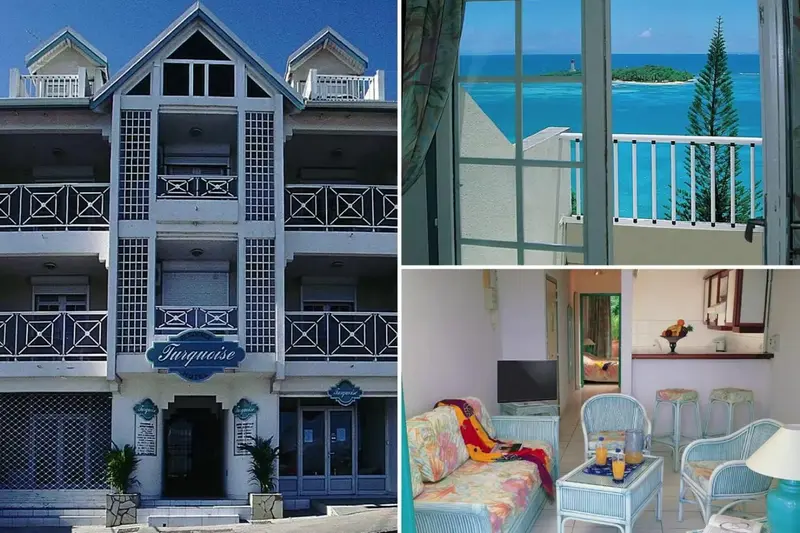 Façade d'un bâtiment blanc à deux étages avec des balcons et une végétation tropicale.