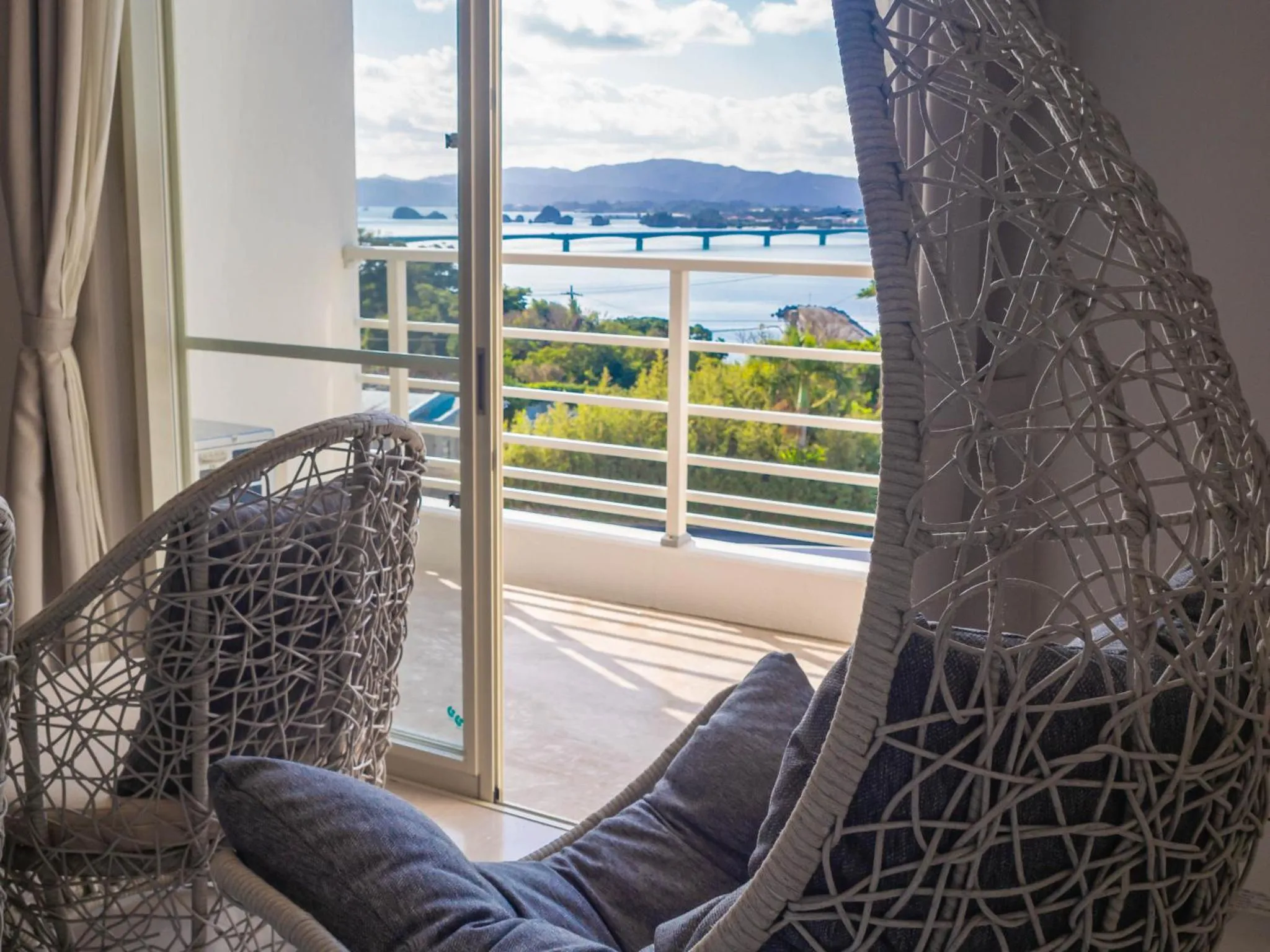 Vue sur la mer depuis un espace de détente intérieur.