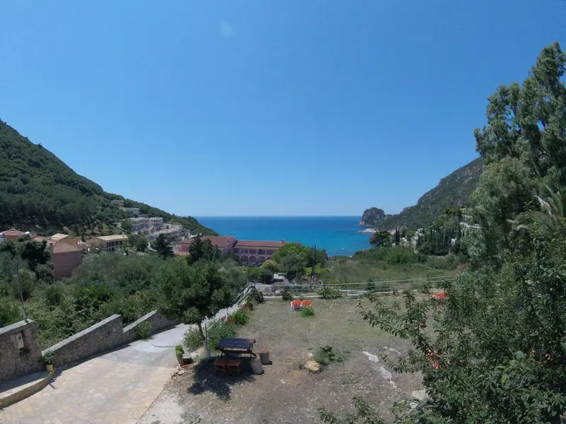 Vue d'ensemble d'un paysage côtier avec des bâtiments et de la végétation.