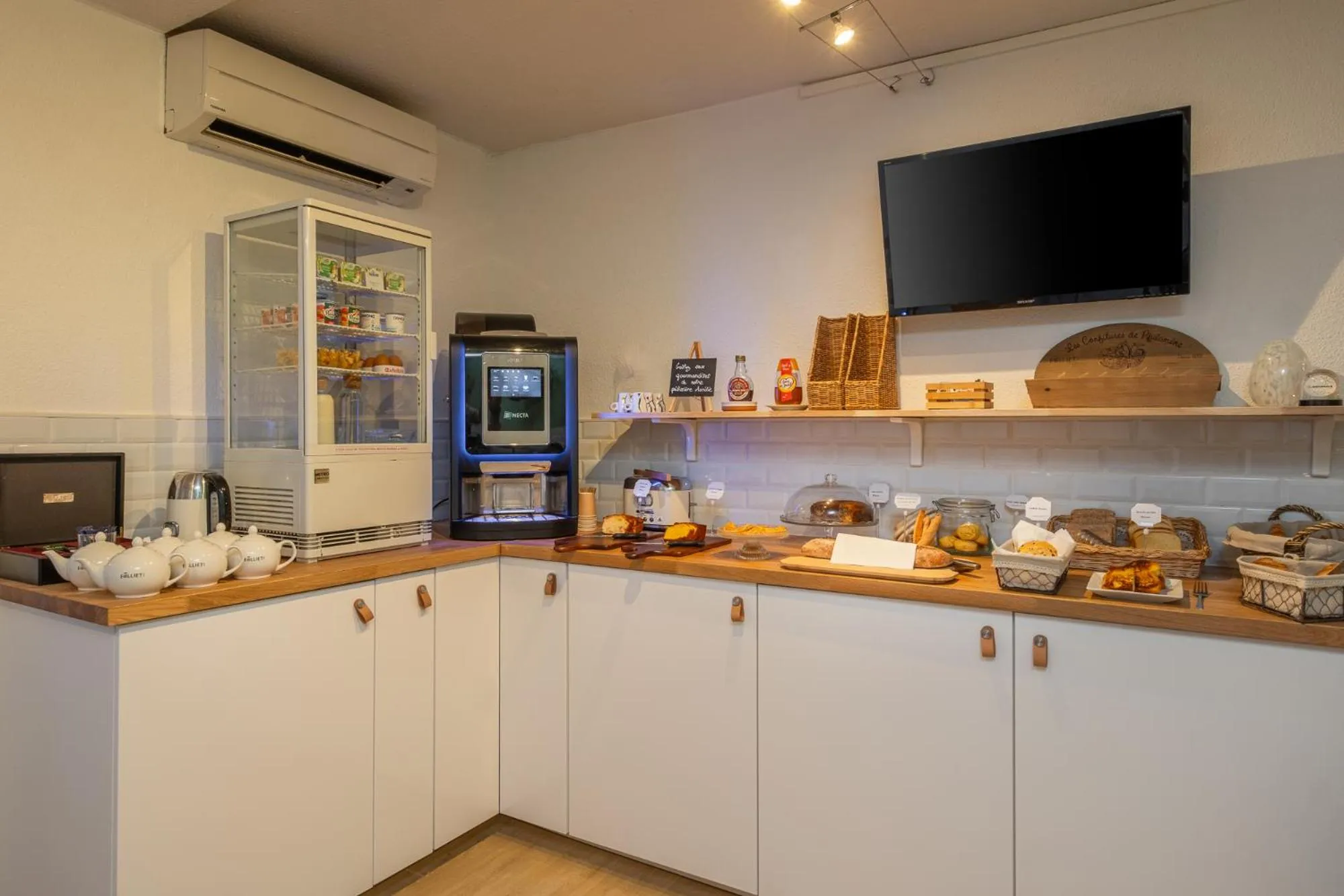Un comptoir de buffet propose des viennoiseries et des boissons.