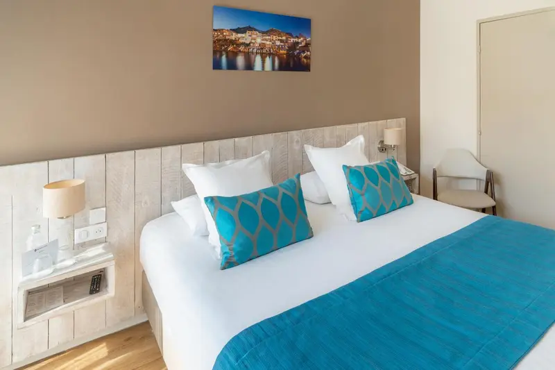 Une chambre lumineuse avec un grand lit et une décoration moderne.