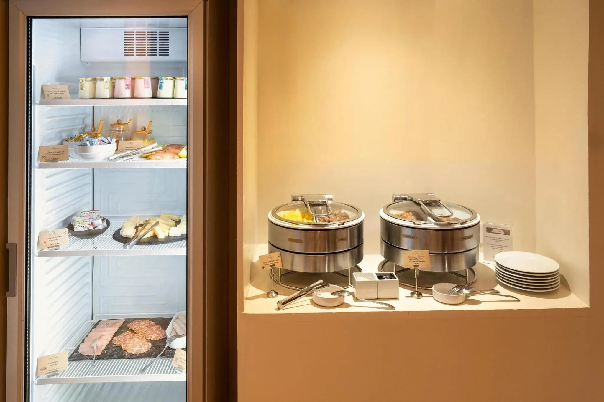 Présentation de plats et de boissons sur un buffet.