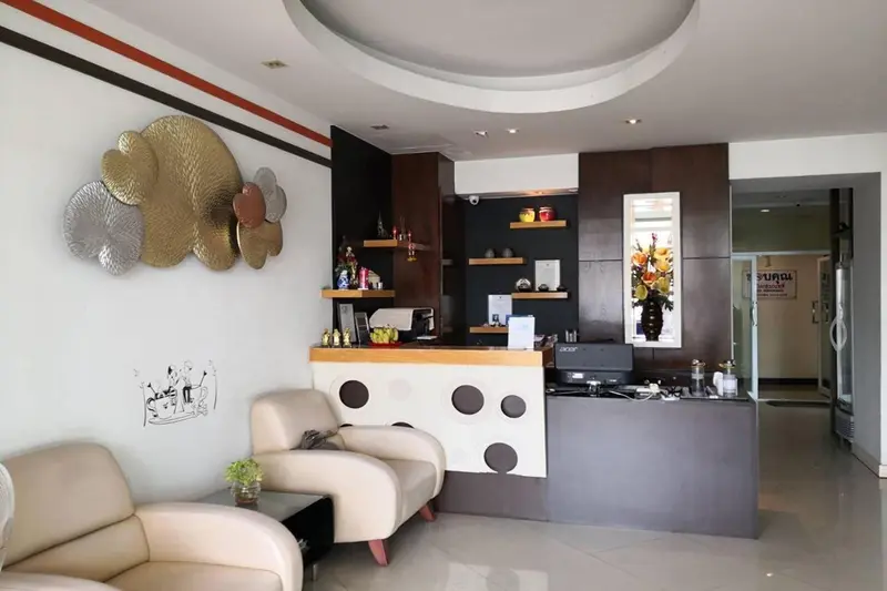 Un comptoir d'accueil moderne avec des fauteuils et des éléments décoratifs.