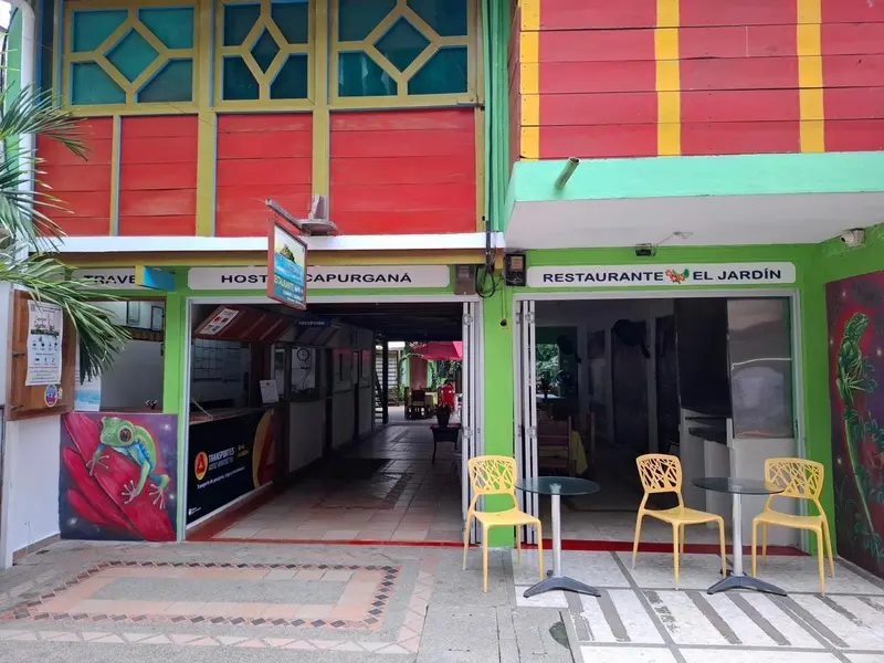 Entrée colorée d'un établissement avec un restaurant et un hébergement.