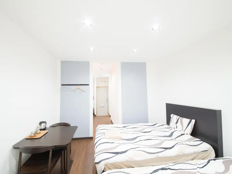 Une chambre avec un lit et une table.