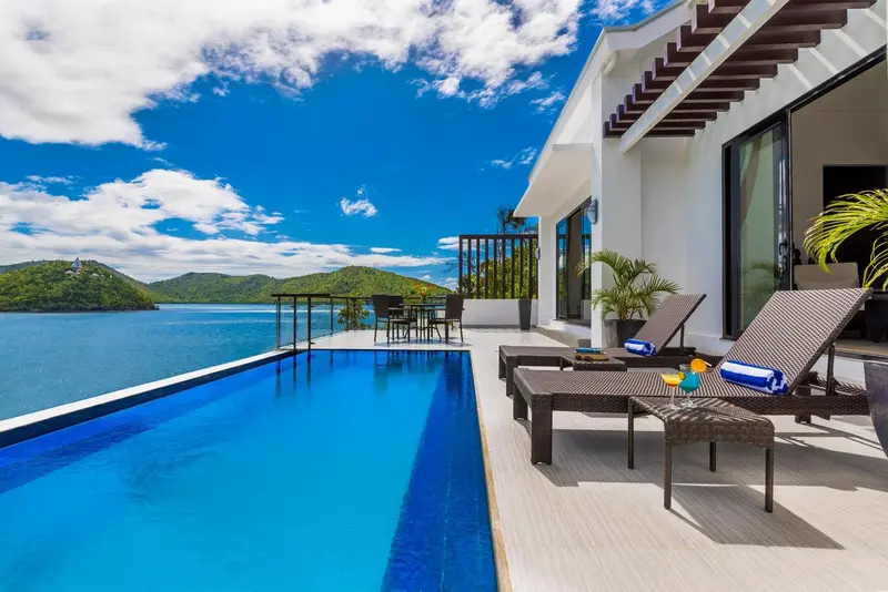 Terrasse avec piscine et vue sur la mer.