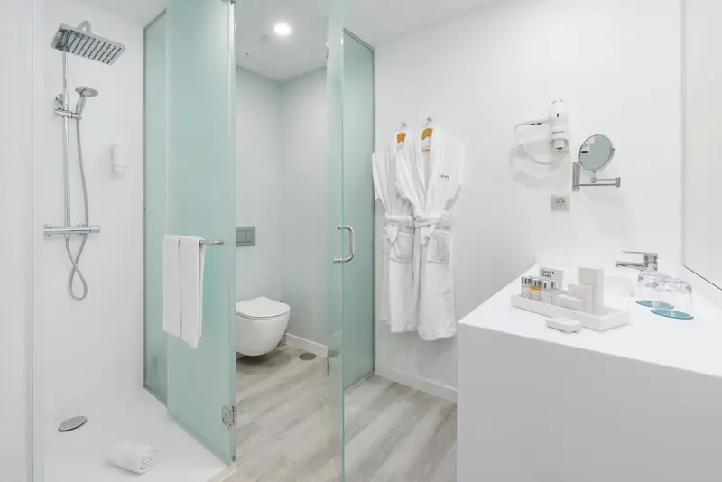 Une salle de bain moderne avec douche à l'italienne et vasque.