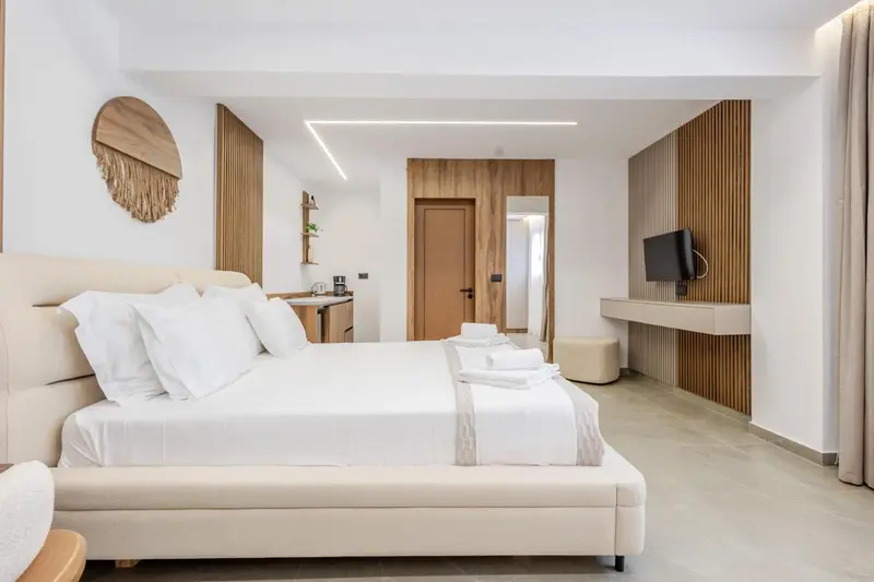 Une chambre lumineuse avec un grand lit et une décoration moderne.
