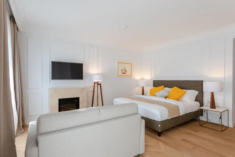 Une chambre lumineuse avec un lit confortable et un canapé.