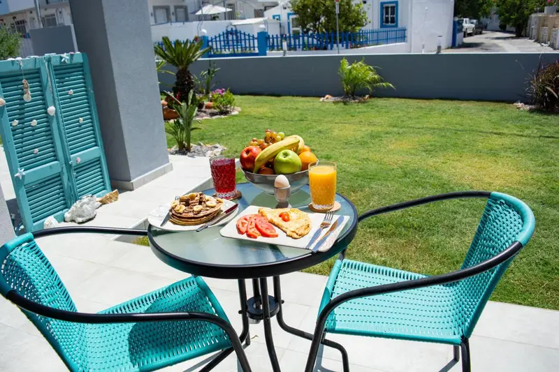Une table de petit-déjeuner est mise en scène sur une terrasse.