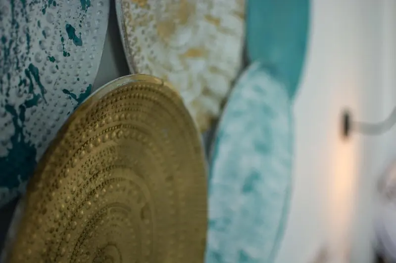 Assortiment de masques de plongée colorés et texturés.