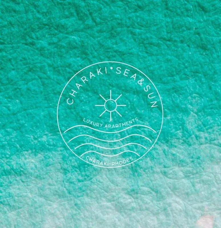Logo blanc sur fond turquoise texturé représentant un soleil et des vagues.